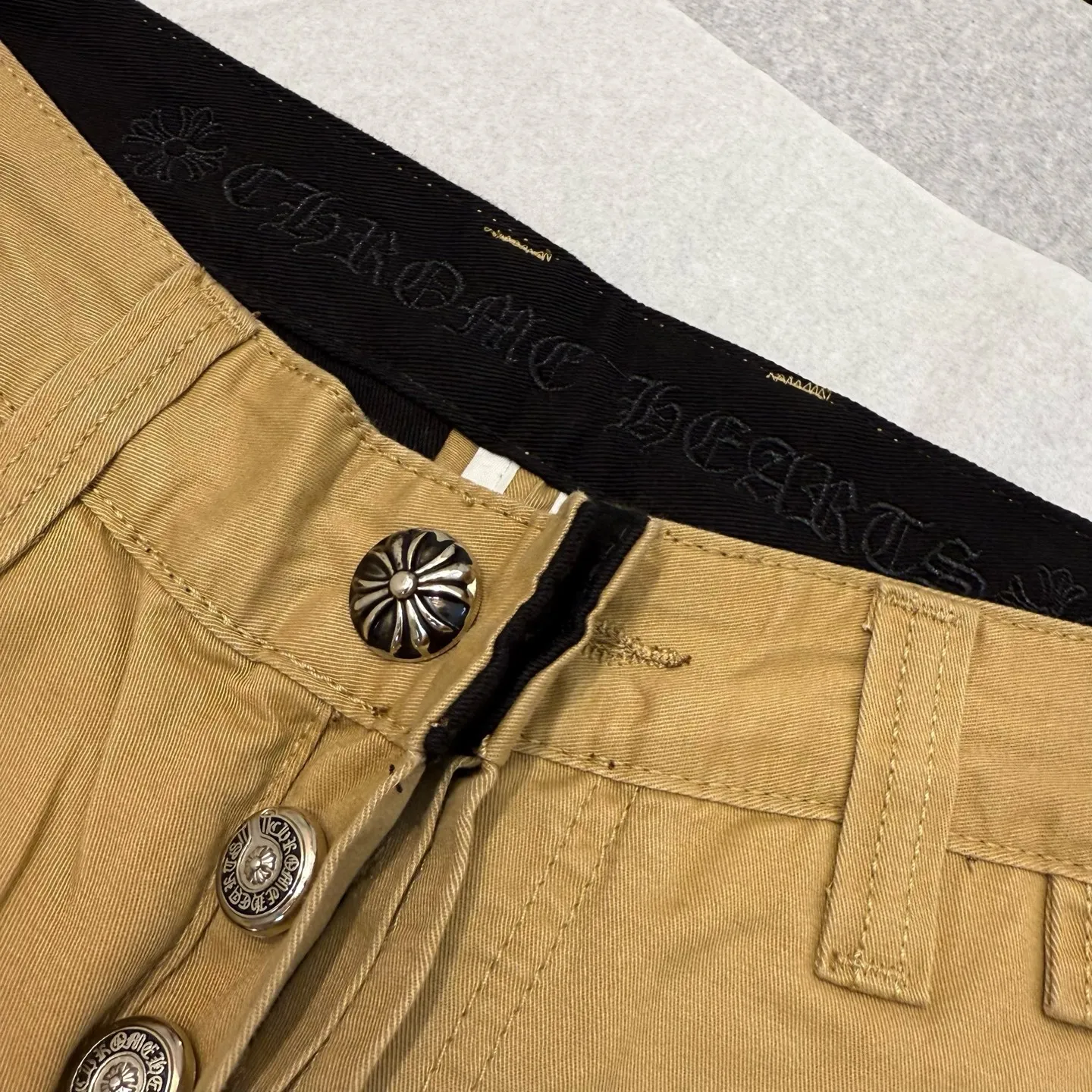 P280 Style number: D373 Chrome hearts Chrome hearts khaki stitching red leather bootcut jeans, truly restoring the ultimate vintage texture Size: 28, 30, 32, 34, 36 (S-XXL) Color: khaki stitching Size reference # 28 pants length 100 waist circumference 72 30 pants length 102 waist circumference 76 32 pants length 104 waist circumference 80 34 pants length 106 waist circumference 84 36 pants length 108 waist circumference 88